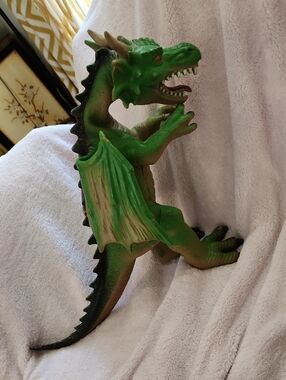 Green Maidenhead Dragon. Toys R Us, 2013.